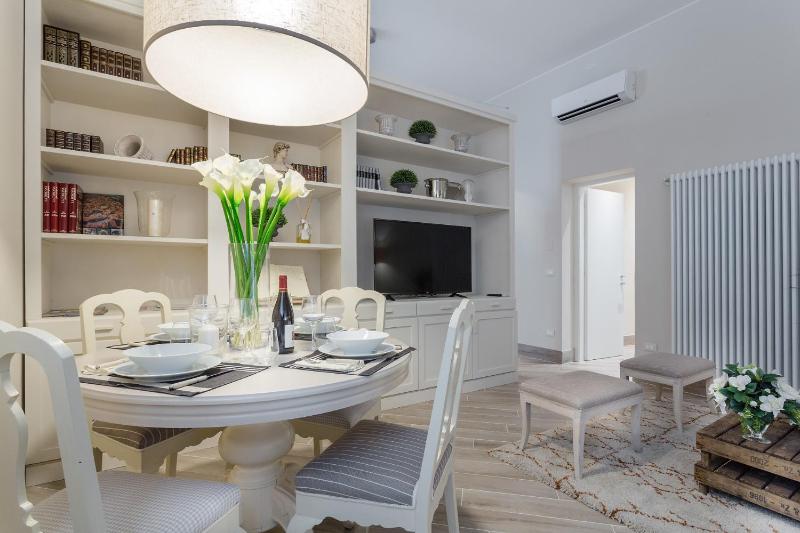 Casa Mirella central smart GROUND FLOOR apartment inside Lucca - image 7