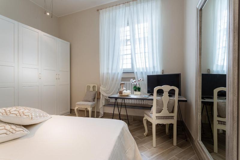 Casa Mirella central smart GROUND FLOOR apartment inside Lucca - image 10
