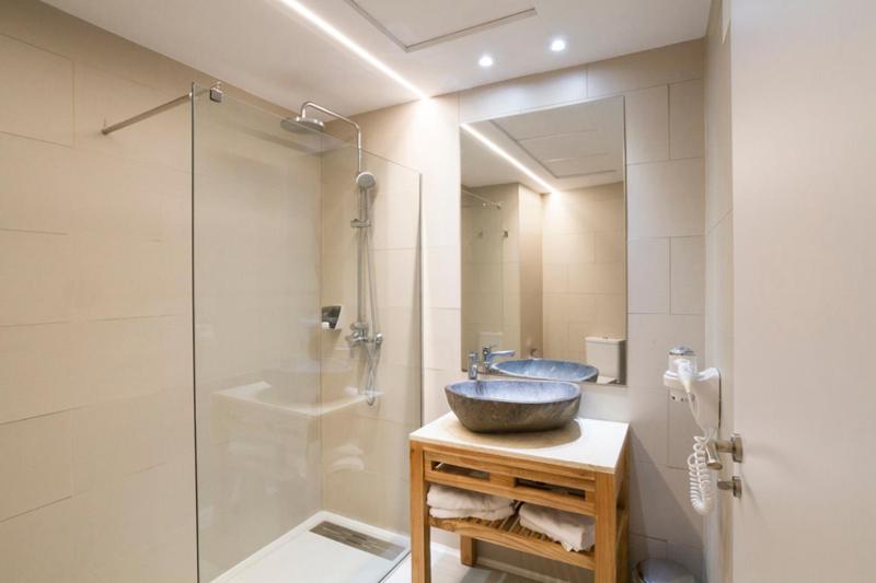 Standard Triple Room with Partial Sea View image 4