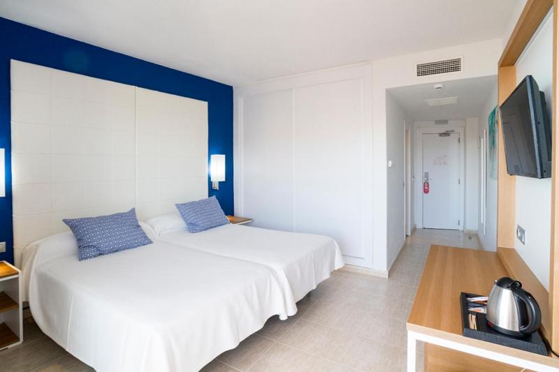 Double or Twin Room with Partial Sea View image 3