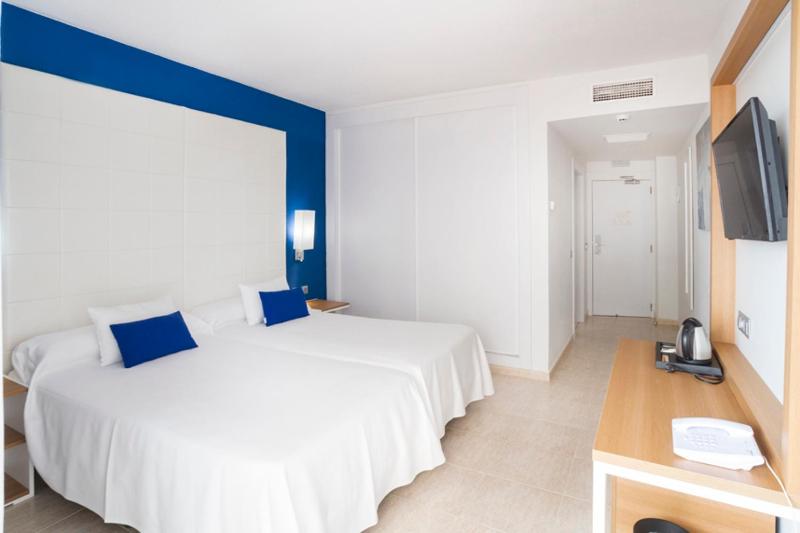Double or Twin Room with Partial Sea View image 4