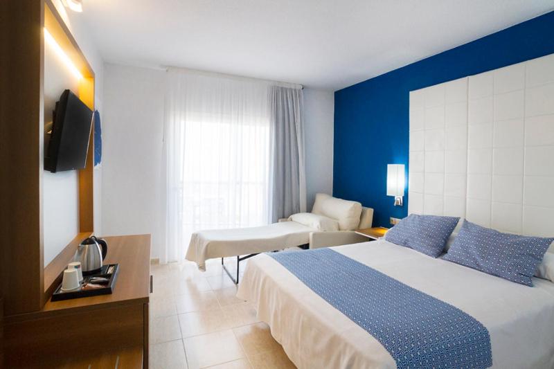 Triple Room with Partial Sea View (2 Adults + 1 Child) image 3