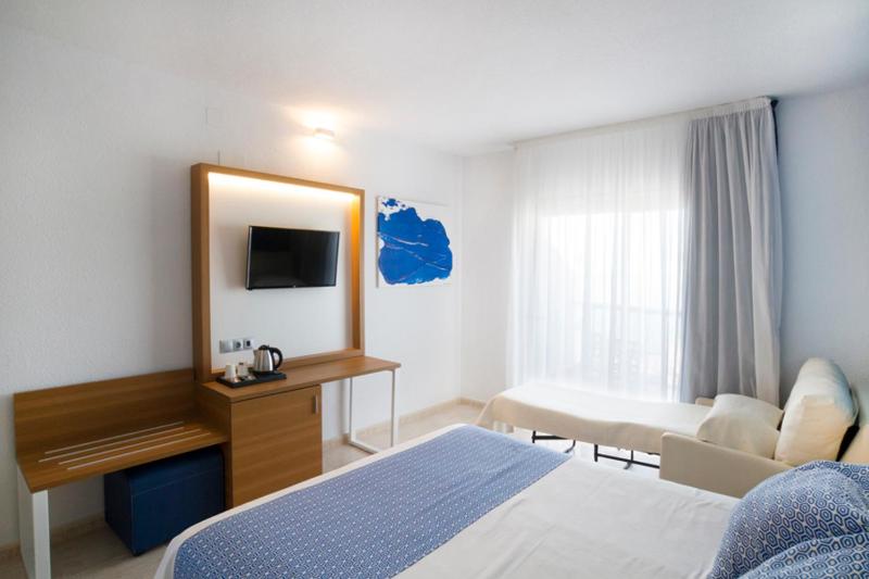 Triple Room with Partial Sea View (2 Adults + 1 Child) image 4