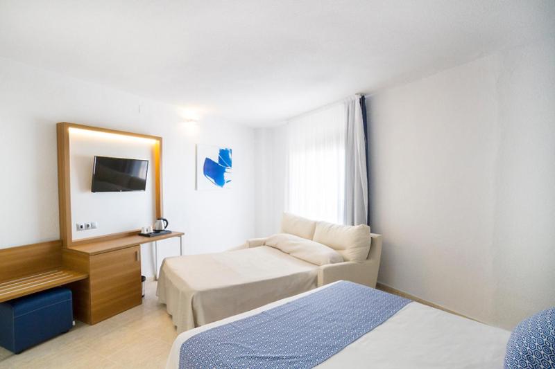 Quadruple Room with Sea View (2 Adults + 2 Children) image 4