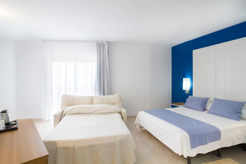 Quadruple Room with Sea View (2 Adults + 2 Children) image 3