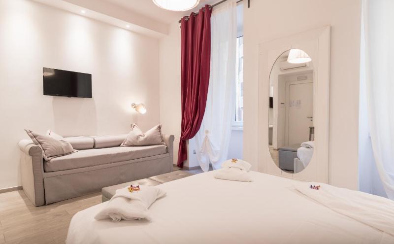 Deluxe King Room image 3