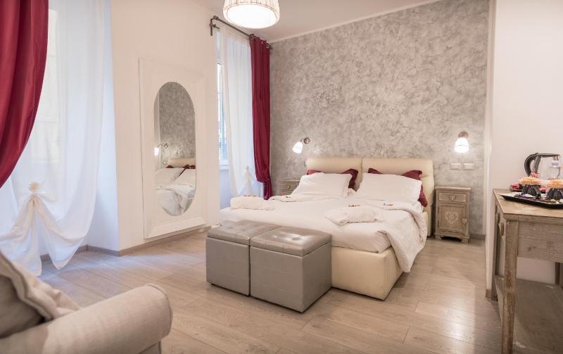 Deluxe King Room image 1