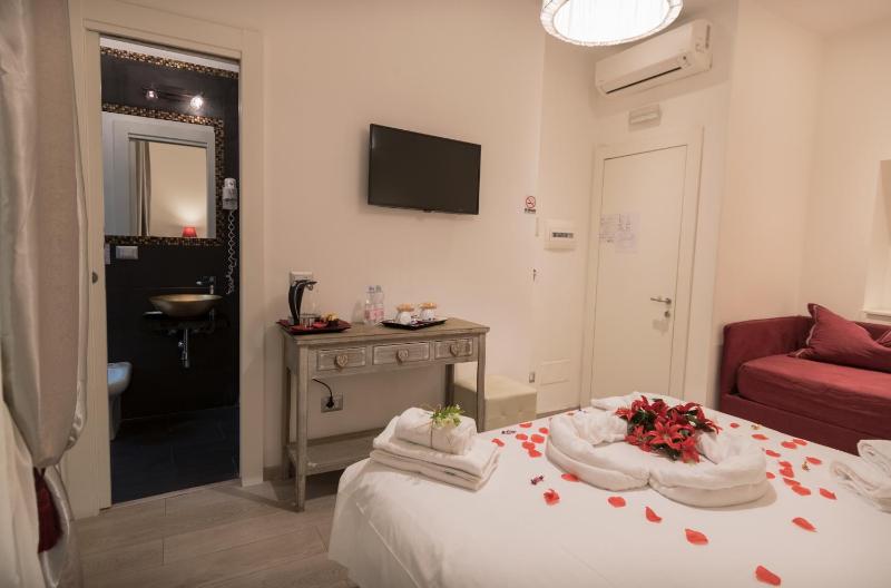 Deluxe Double Room with Balcony image 3