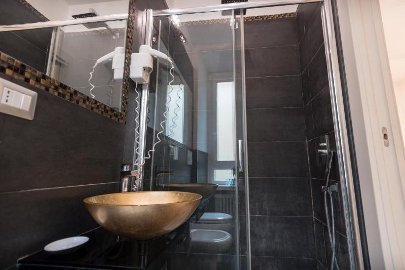 Deluxe Double Room with Balcony image 4