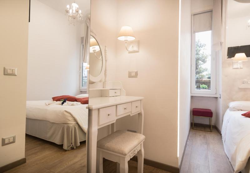 Small Double Room image 4