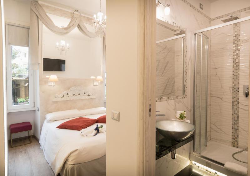 Small Double Room image 2