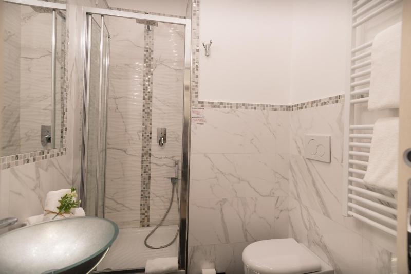 Small Double Room image 3