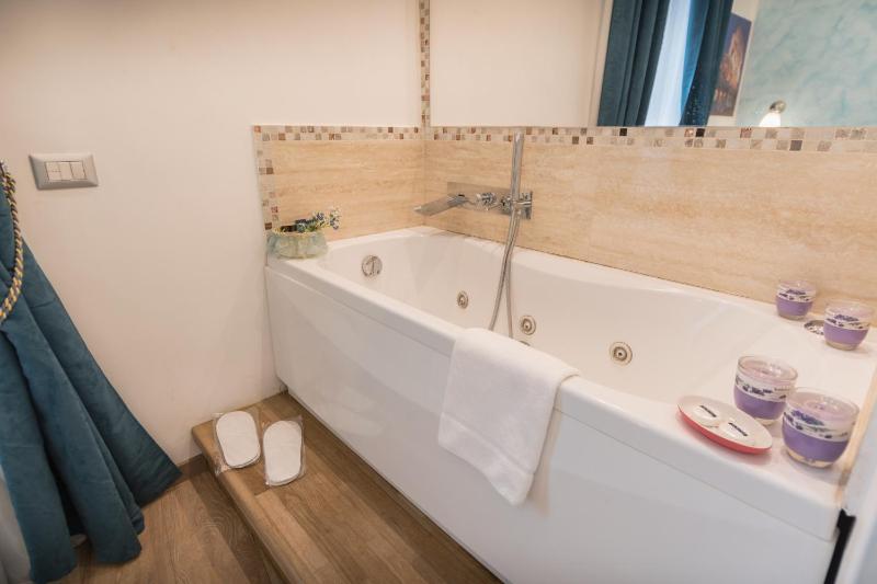 King Room with Spa Bath image 3