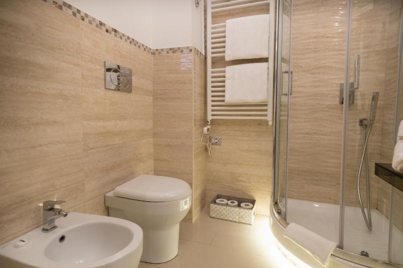 King Room with Spa Bath image 2
