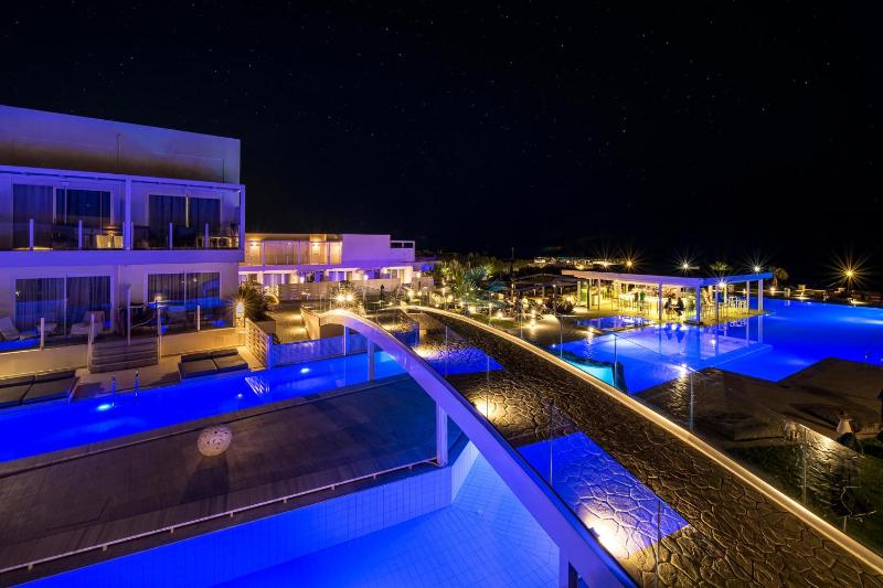 Classic Double Room with Sharing Pool image 1