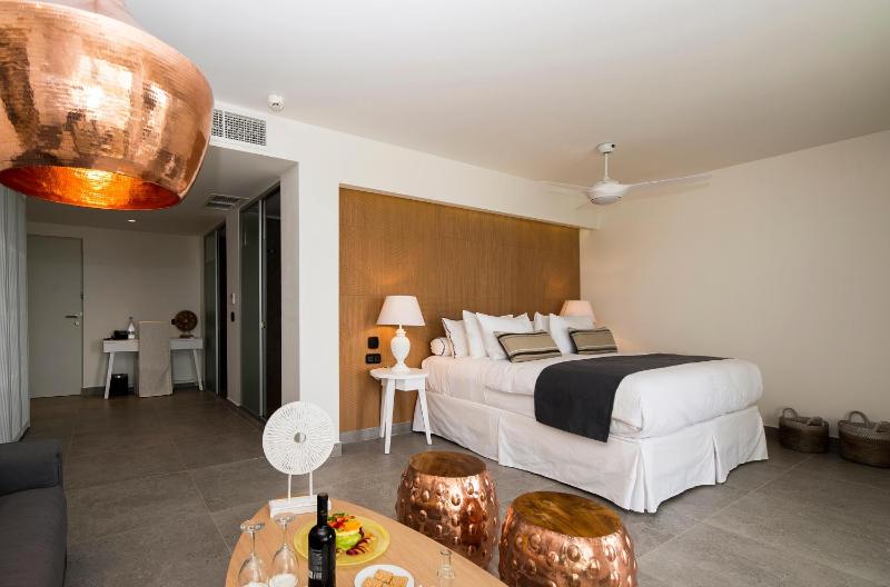 Suite with Sea View - Sharing Pool image 3