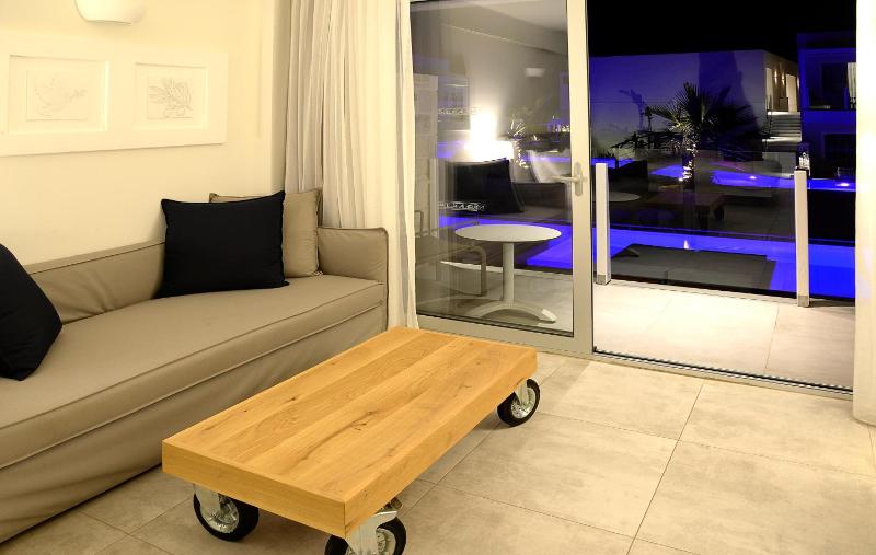 Classic Double Room with Sharing Pool image 3