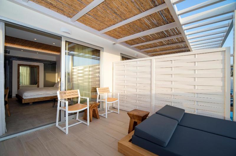 Classic Double Room with Sharing Pool image 4