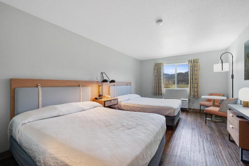 Queen Room with Two Queen Beds - Non-Smoking image 3