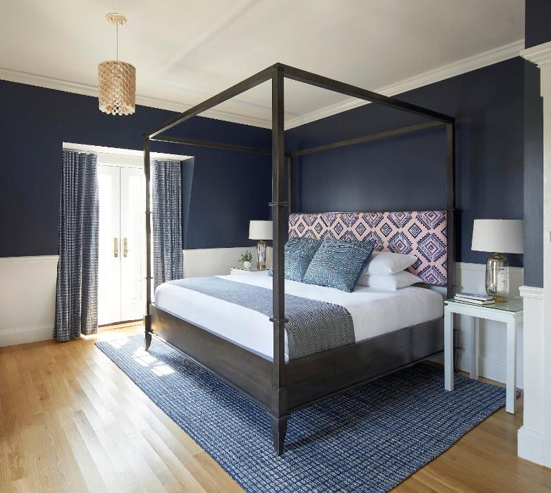 King Suite with Balcony image 1