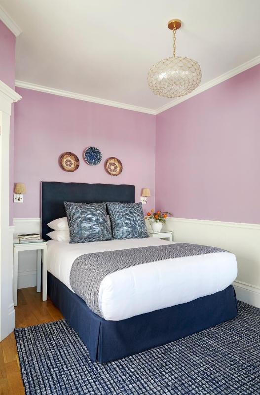 Standard Queen Room image 4