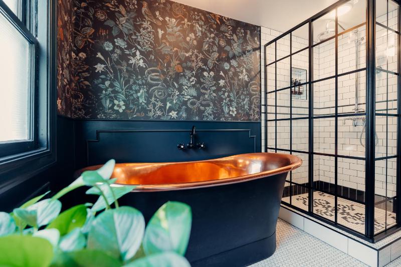 King Room with Spa Bath image 4