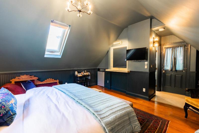 King Room with Balcony image 4