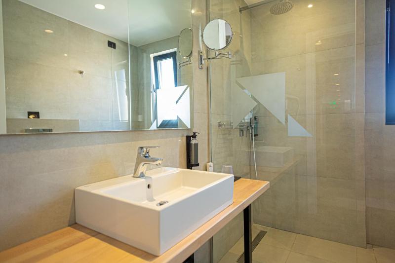 Deluxe Double Room with Sea View image 4