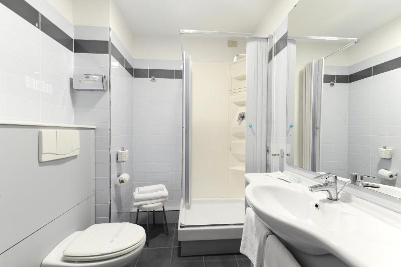 Quadruple Room with Balcony image 4