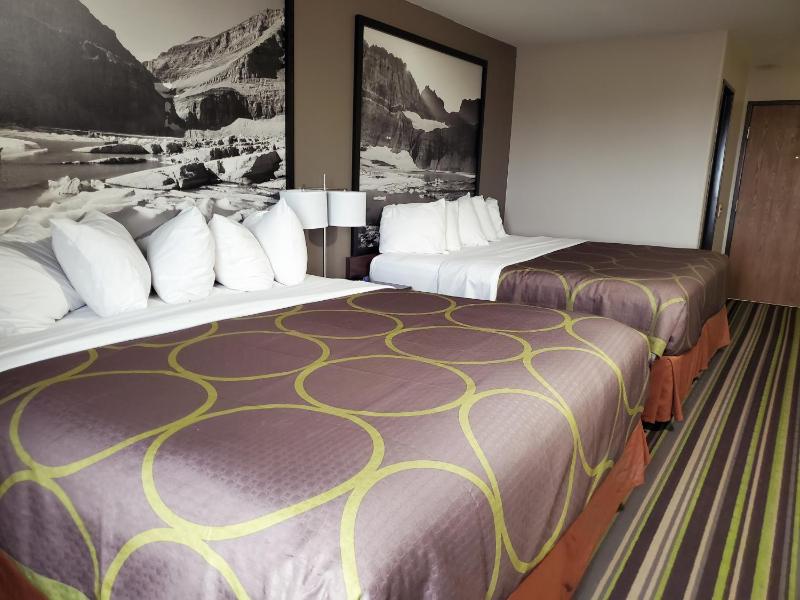 Deluxe Queen Room with Two Queen Beds - Non-Smoking image 4