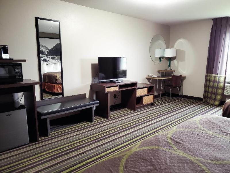 Deluxe Queen Room with Two Queen Beds - Non-Smoking image 3