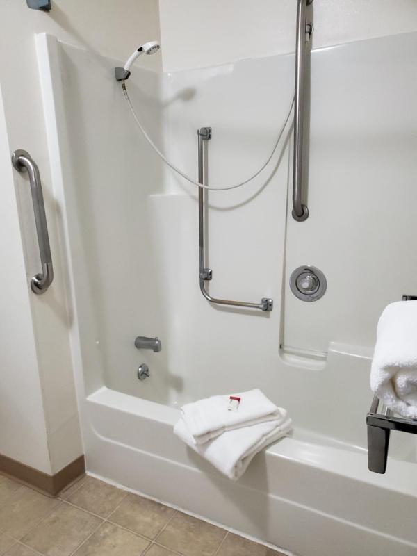 Queen Room - Mobility Access/Non-Smoking image 3