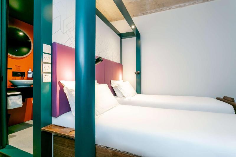 Twin Room image 1