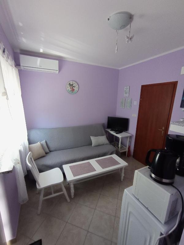 One-Bedroom Apartment image 1