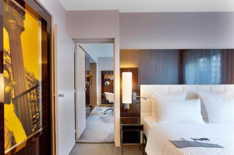 One-Bedroom Senior King Suite with 1 King Bed