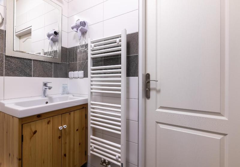 Standard Twin Room image 4