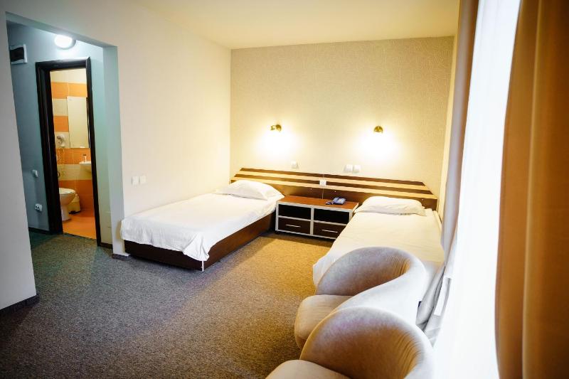 Twin Room image 4