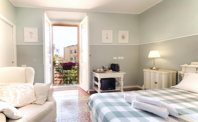 King Room with Garden View image 2