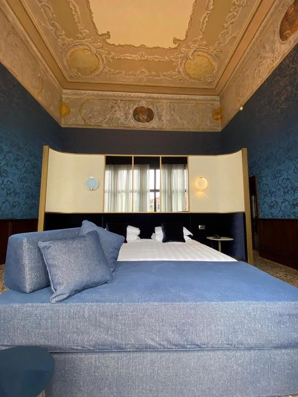 Suite with Canal View image 4