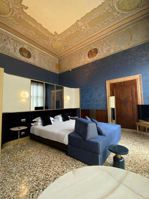 Suite with Canal View image 3