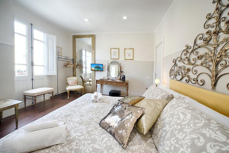 Queen Room with Balcony image 2
