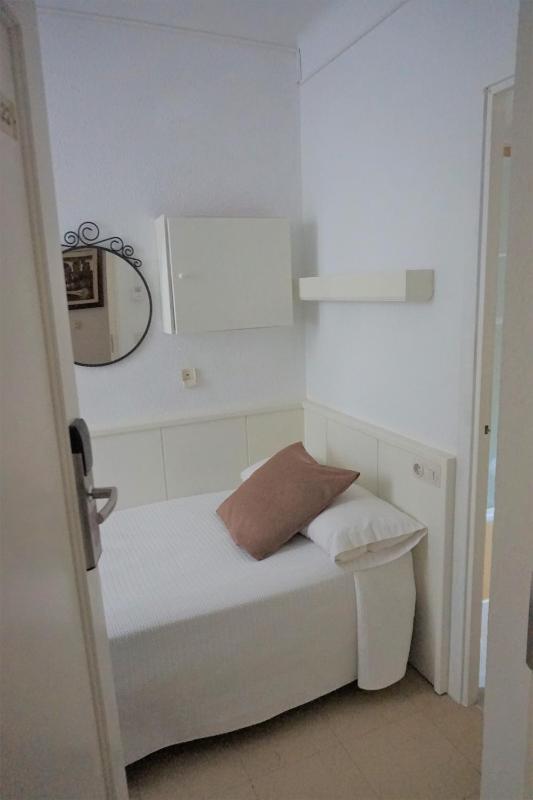 Budget Interior Single Room image 2