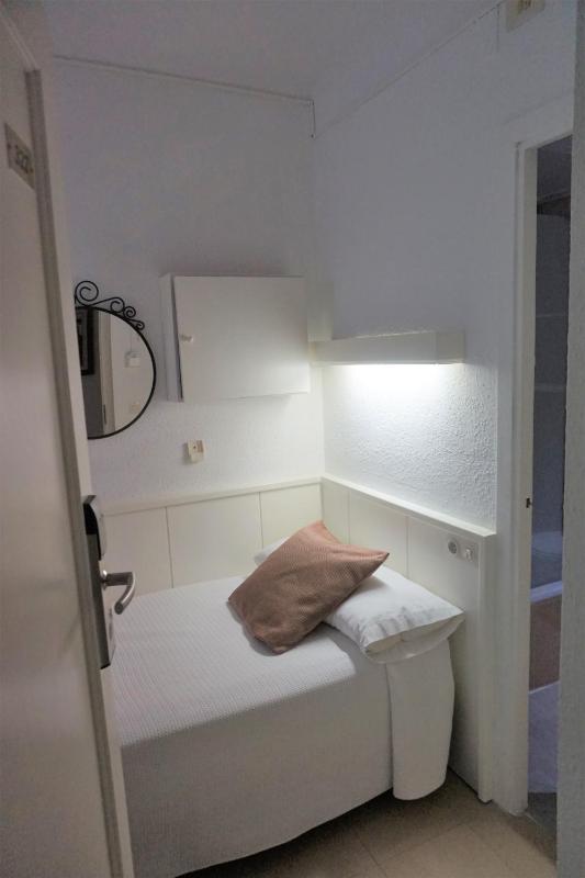 Budget Interior Single Room image 3