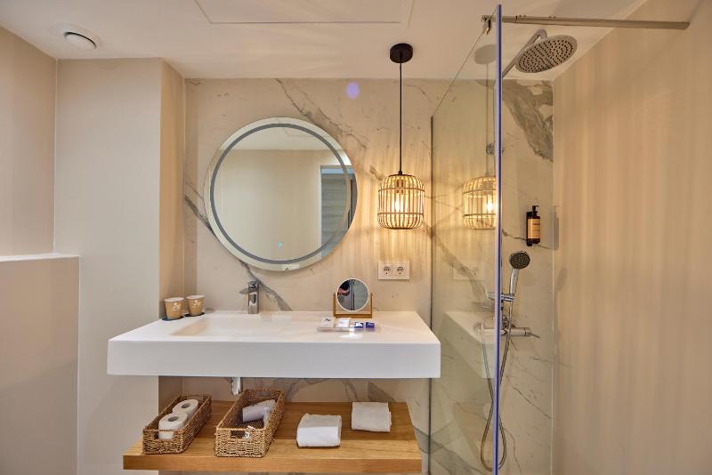 Double Room with Balcony image 4