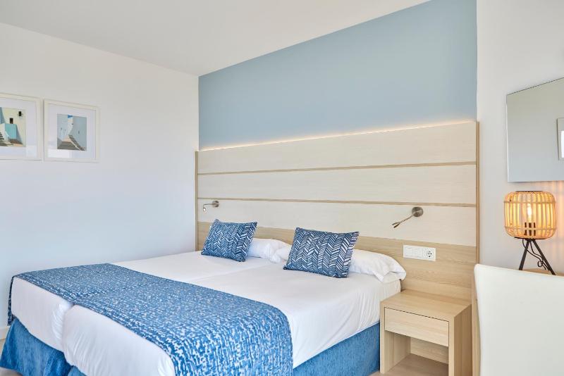Junior Suite with Balcony image 3