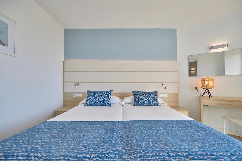 Junior Suite with Balcony image 4
