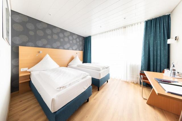 Twin Room image 1
