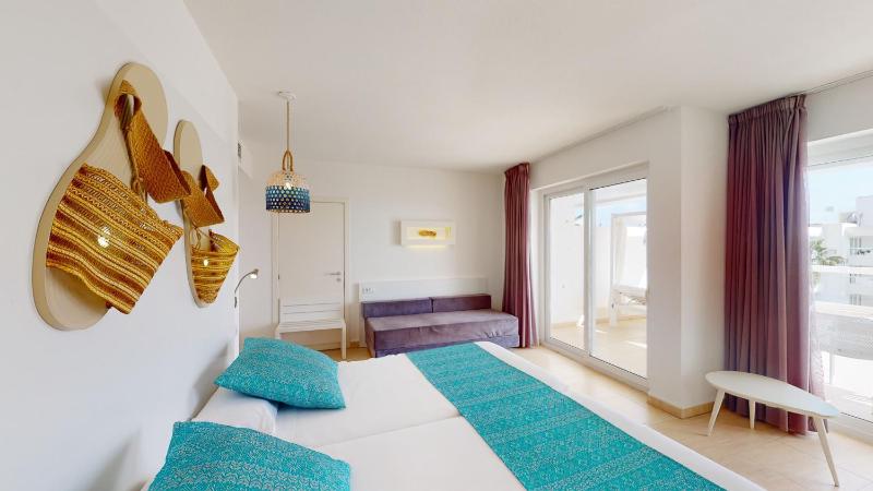 Deluxe Double Room with Front Sea View and Hot Tub image 3