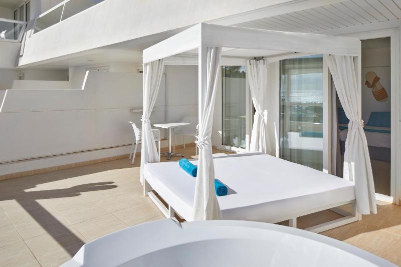 Deluxe Double Room with Front Sea View and Hot Tub image 2