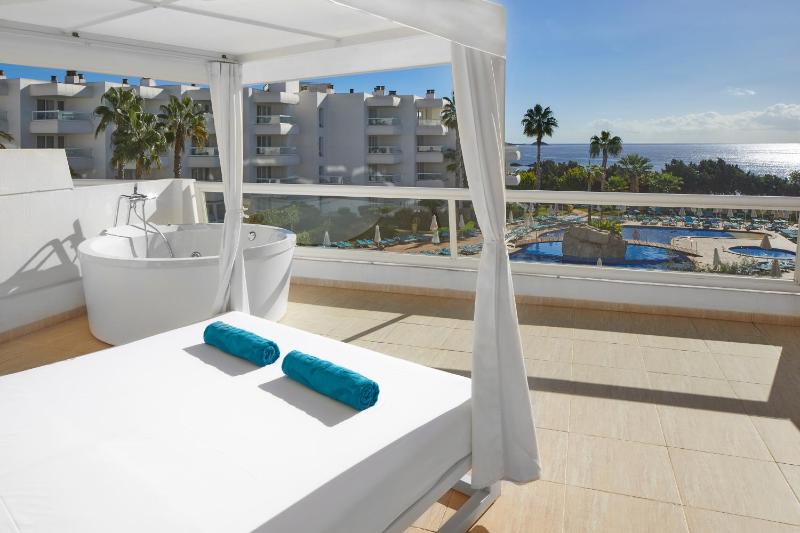 Deluxe Double Room with Front Sea View and Hot Tub image 4
